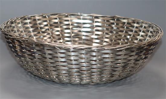 An Italian 800 standard basket weave bowl, 10.5 oz.